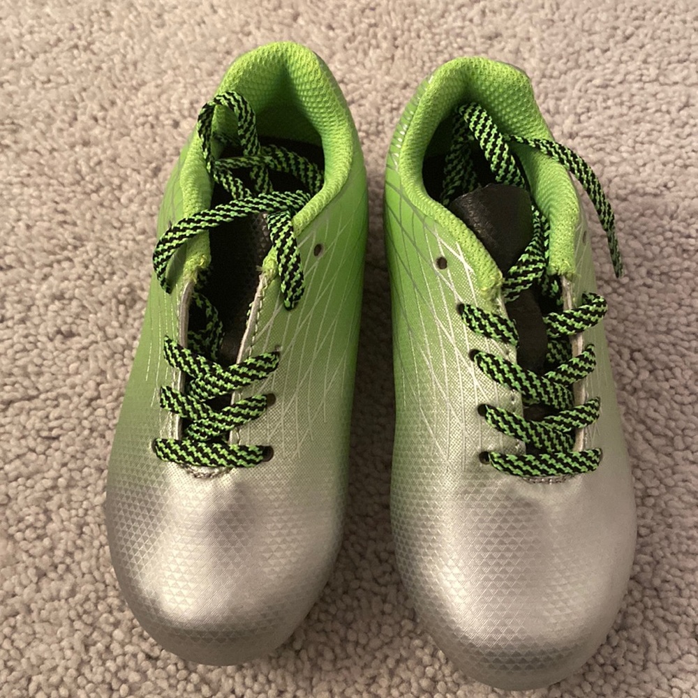 Euc size 8toddlers soccer cleat.